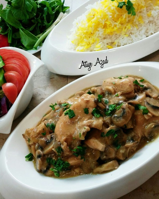 مرغ با سس کاری و قارچ